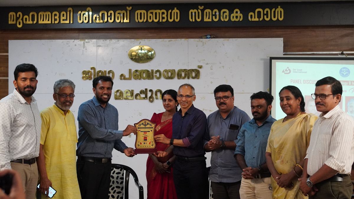Memento distribution ceremony